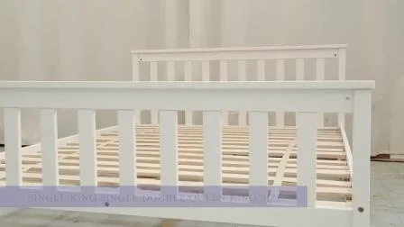  Кровать для малышей классического дизайна из массива сосны.  Детские кроватки
