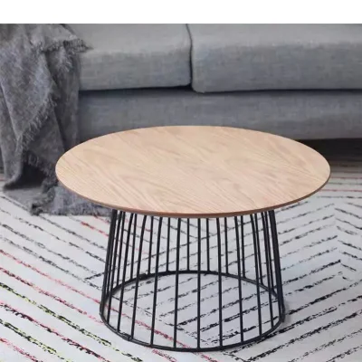 Современный угловой столик для дивана с деревянной столешницей и металлическим каркасом