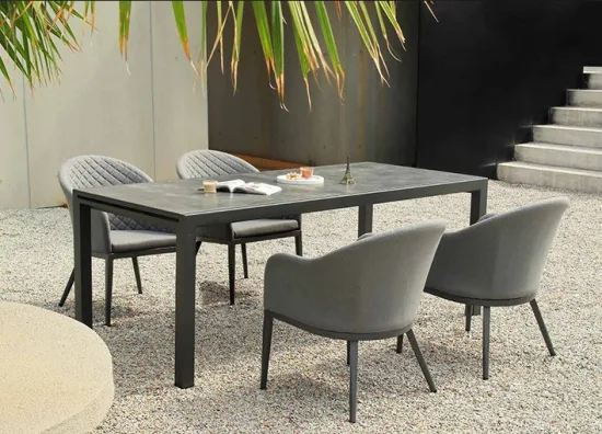 Новый универсальный комплект садовой мебели с мягким обеденным стулом и столом для патио.